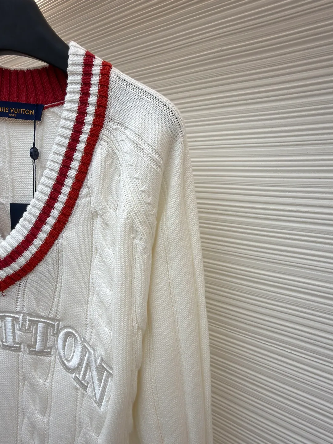 LOUIS VUITTON College-style V-neck sweater ●Original version: Purchased and developed for 17450 ●Item number: 1681148-C15 ●Fabric: wool blended fabric ●Technology: woven embroidery ●Version: Fitted version ●Weight: about 715 grams ●Size: S-M-L ●Description: College-style V-neck sweater White and red stripe design Chest letter embroidery Twist woven texture Pure cotton fabric comfortable and warm V-neck design slimming The red and white stripes are very preppy. The overall wiring is straight and delicate, the fabric is comfortable and soft, and the color is consistent without color difference. It can be matched with the same style to create a fashionable look and control various occasions. Customized accessories, complete with three standards, same style for men and women!